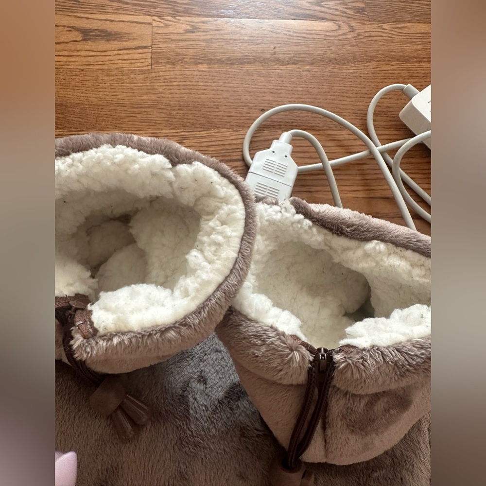 Cozy Electric Heated Foot Warmer with Booties (Brand New) - Picture 3 of 5